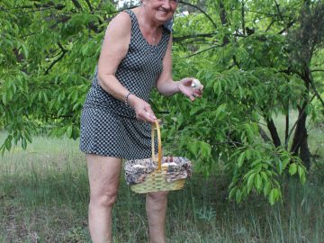 Mature.nl - 73 Year Old Grandma Hanna D. Seduced A Younger Stranger To Fuck Her In An Open Field